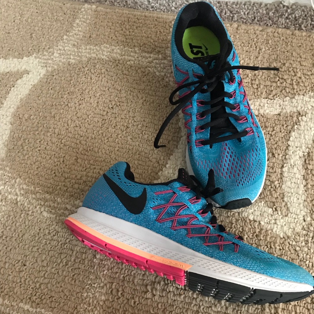 PRACTICALLY NEW NIKE RUNNING SHOES